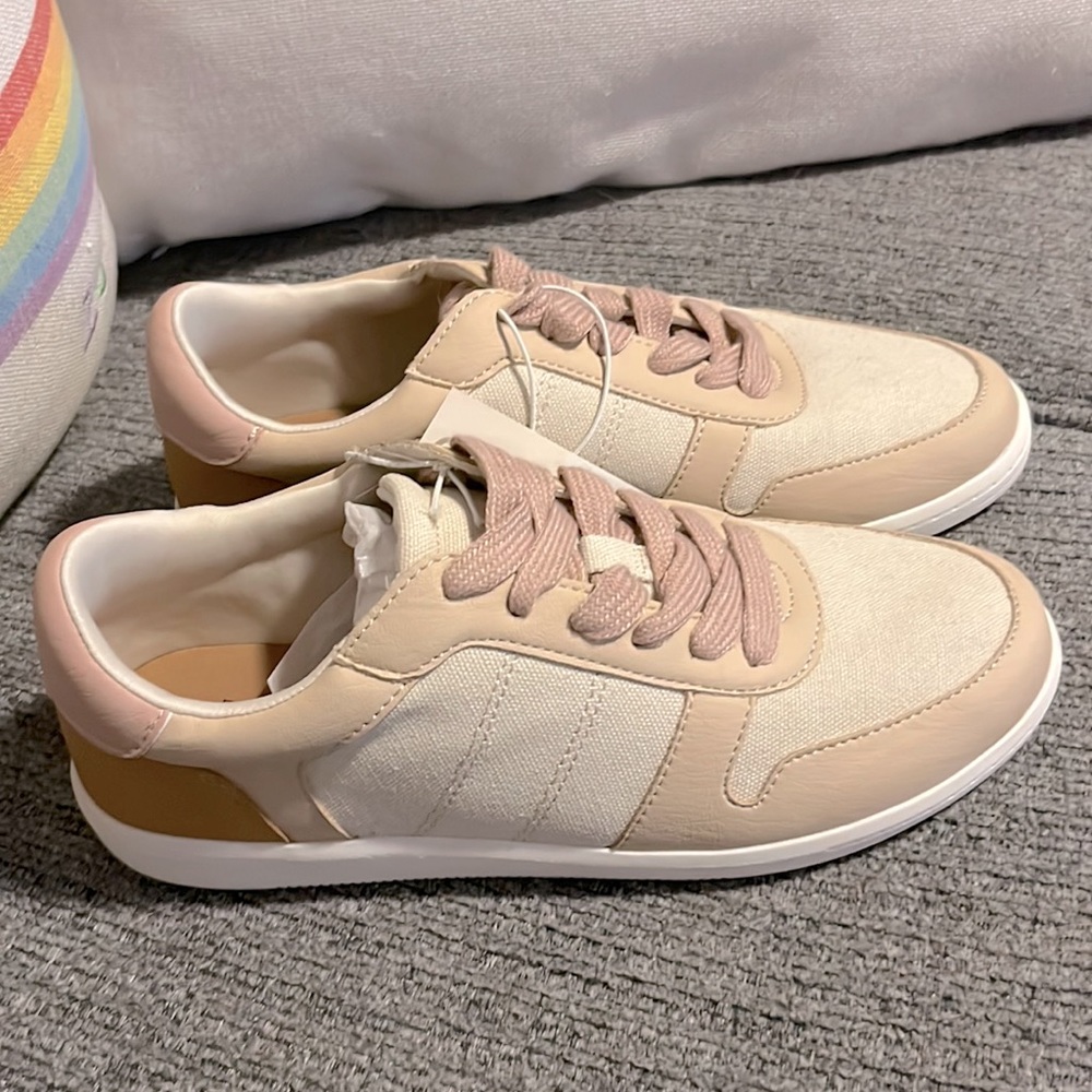👟✨NWT A NEW DAY SNEAKERS ✨👟